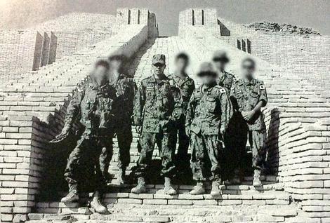 特殊作戦群とグリーンベレーとの訓練の際の荒谷群長 イラク派遣の際の集合写真 掲示板 特殊部隊同好会 Beach ビーチ